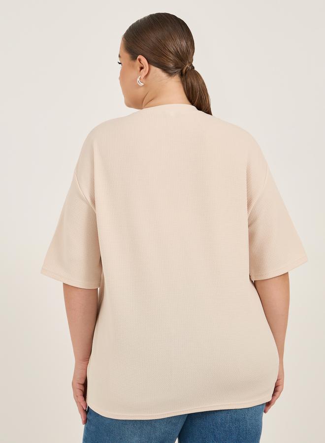 ستايلي تيشيرت مقاس كبير بطبعة شعار وأكتاف ساقطة - Image 4