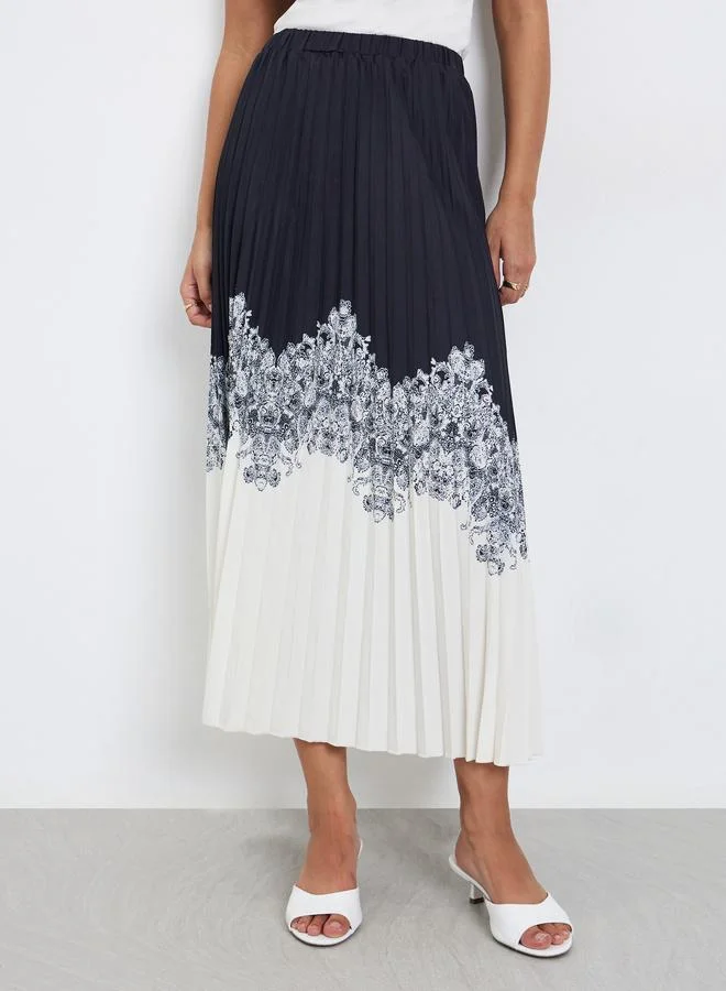 ستايلي تنورة طويلة بحافة واسعة وطيات بألوان متداخلة