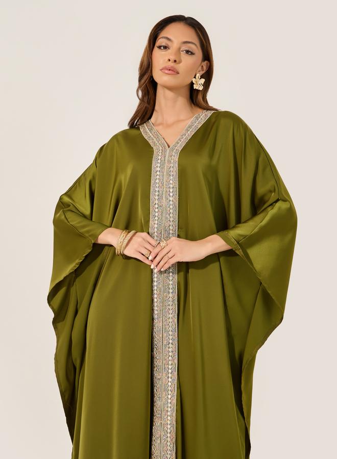 ستايلي كفتان ساتان بياقة على شكل حرف  مع تفاصيل دانتيل - Image 3