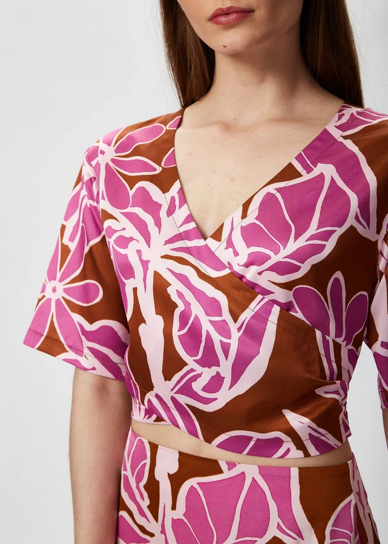 ليكوريش بلوزة بنفسجية مزهرة بأكمام قصيرة