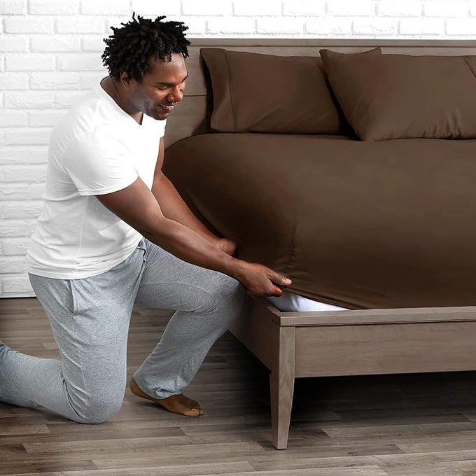 SOFT MICROFIBRE SOLID COLOUR FITTED KING SIZE BEDSHEET WITH 2 PILLOW COVERS SHRINKAGE FADE RESISTANT PLAIN COLOUR BEDSHEET FITS UPTO 8 INCH MATTRESS 72X78 INCHES BROWN