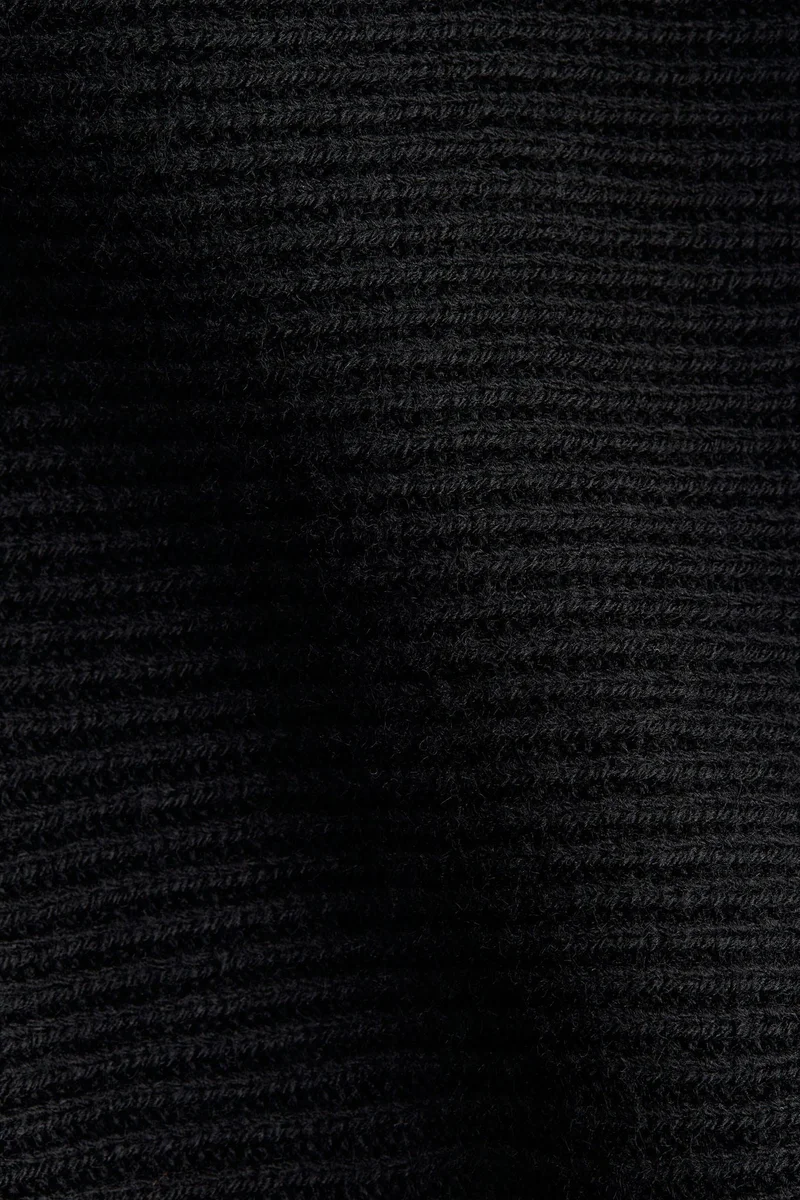 اتش اند ام رداء كيب مصنوعة من نسيج مرن وناعم