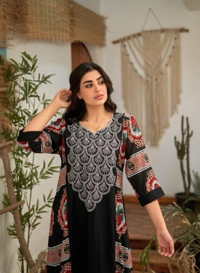 Long robe with distinctive embroidery made of luxurious cotton  - Image 1