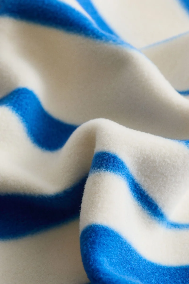 اتش اند ام بطانية من الفليس المزين بنقوش