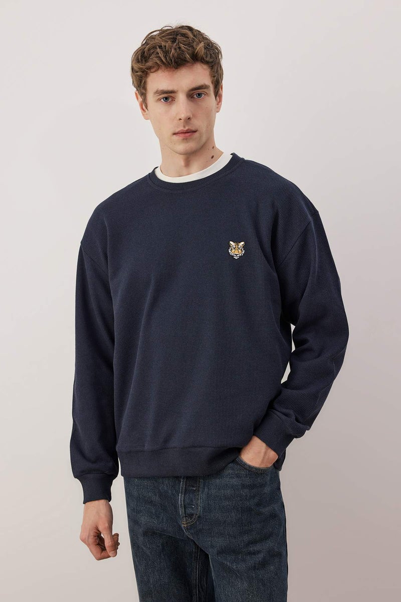 trendyol Dark Navy Blue Oversized /Wide Cut Crew Neck Tiger Embroidered Unlined Sweatshirt - Image 2