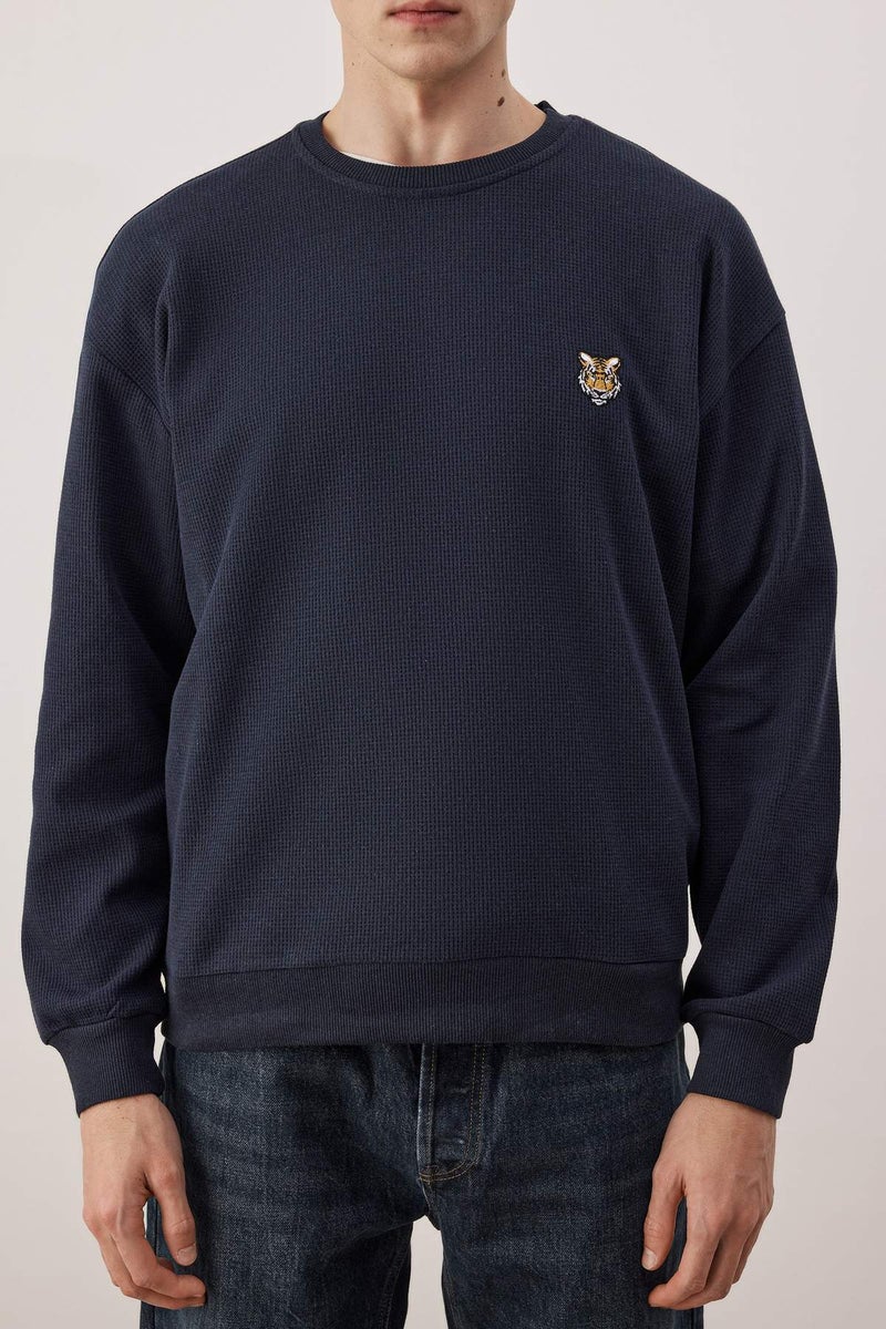 trendyol Dark Navy Blue Oversized /Wide Cut Crew Neck Tiger Embroidered Unlined Sweatshirt - Image 3