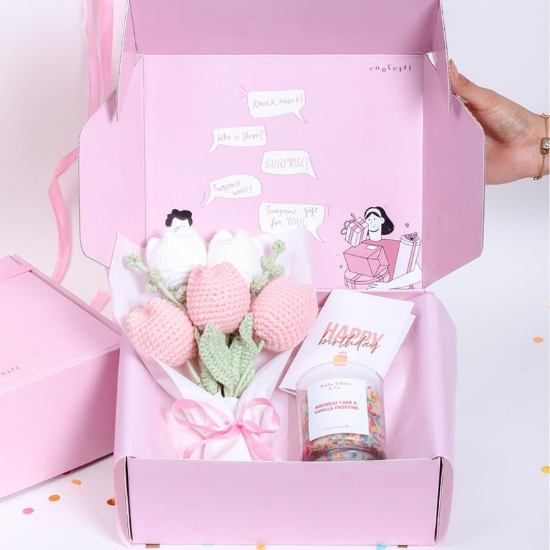 CONFETTI GIFTS هدية كونفيتي سلة هدايا عيد الميلاد لها مجموعة من 3 عناصر باقة زهور كروشيه شمعة معطرة بطاقة تهنئة بعيد الميلاد هدية عيد الميلاد لصديقة أخت زوجة أم وأصدقاء - Image 1