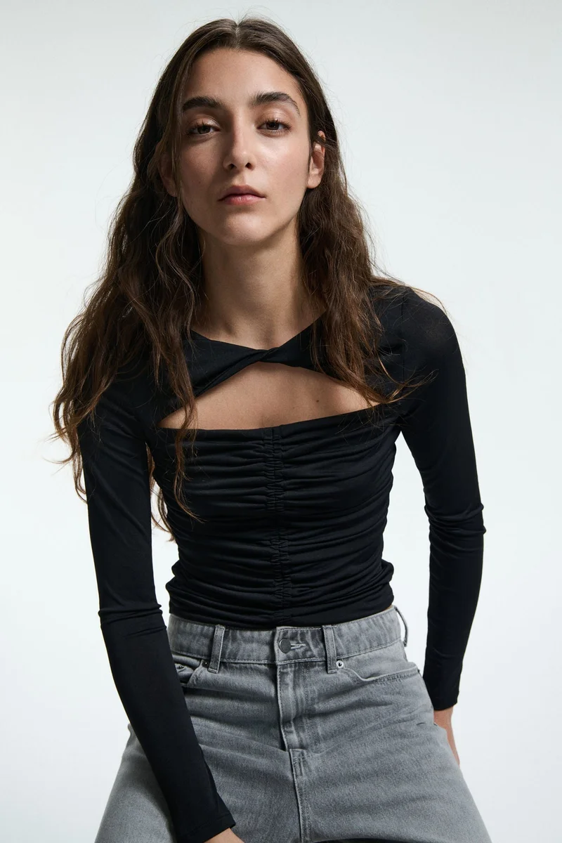 اتش اند ام بلوزة جيرسيه بثقوب مفرّغة