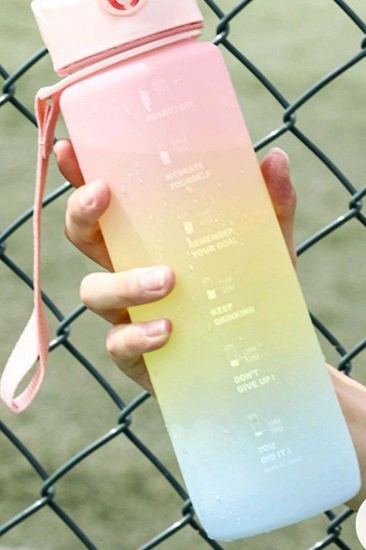 يونيكورن زجاجة ماء رياضية محفزة بتدرج الألوان – سعة 1 لتر، خالية من BPA، مانعة للتسرب، مع مؤشرات الوقت وحزام حمل، مثالية للنادي، المكتب، السفر والاستخدام الخارجي سعة 1000 مل - Image 3