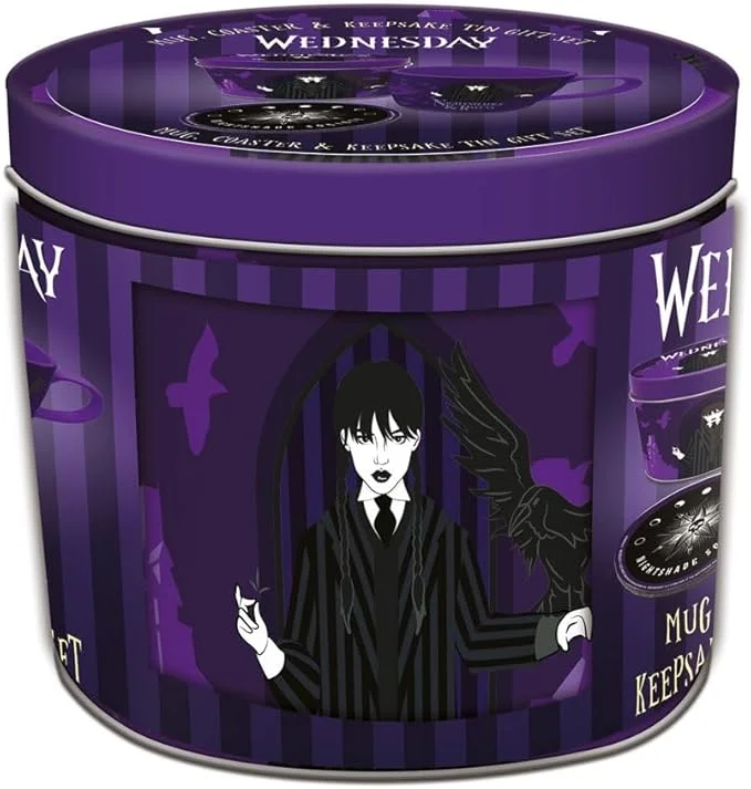 بيراميد طقم كوب ومانعة انزلاق بتصميم الأهرامات والأربعاء - الظلال الليلية والغراب - في علبة معدنية