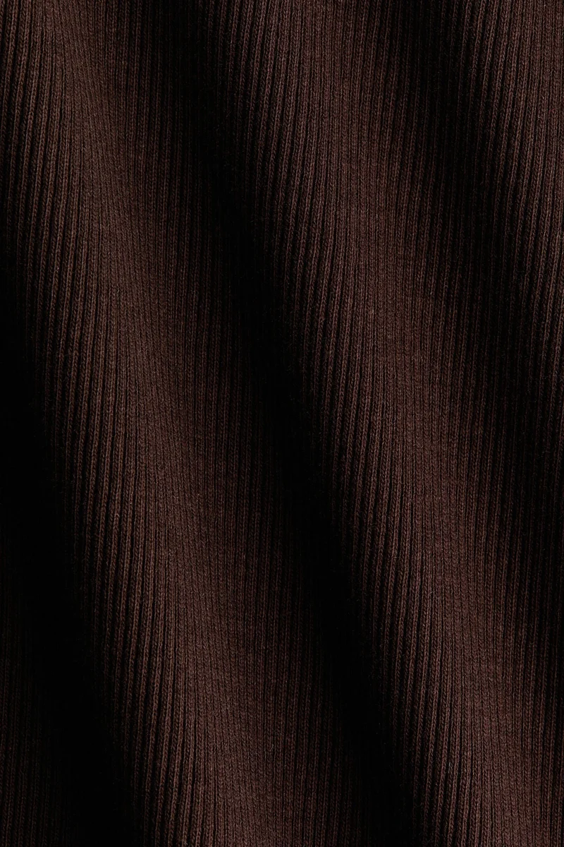 اتش اند ام بلوزة فيست بقبة V محبوكة مرنة