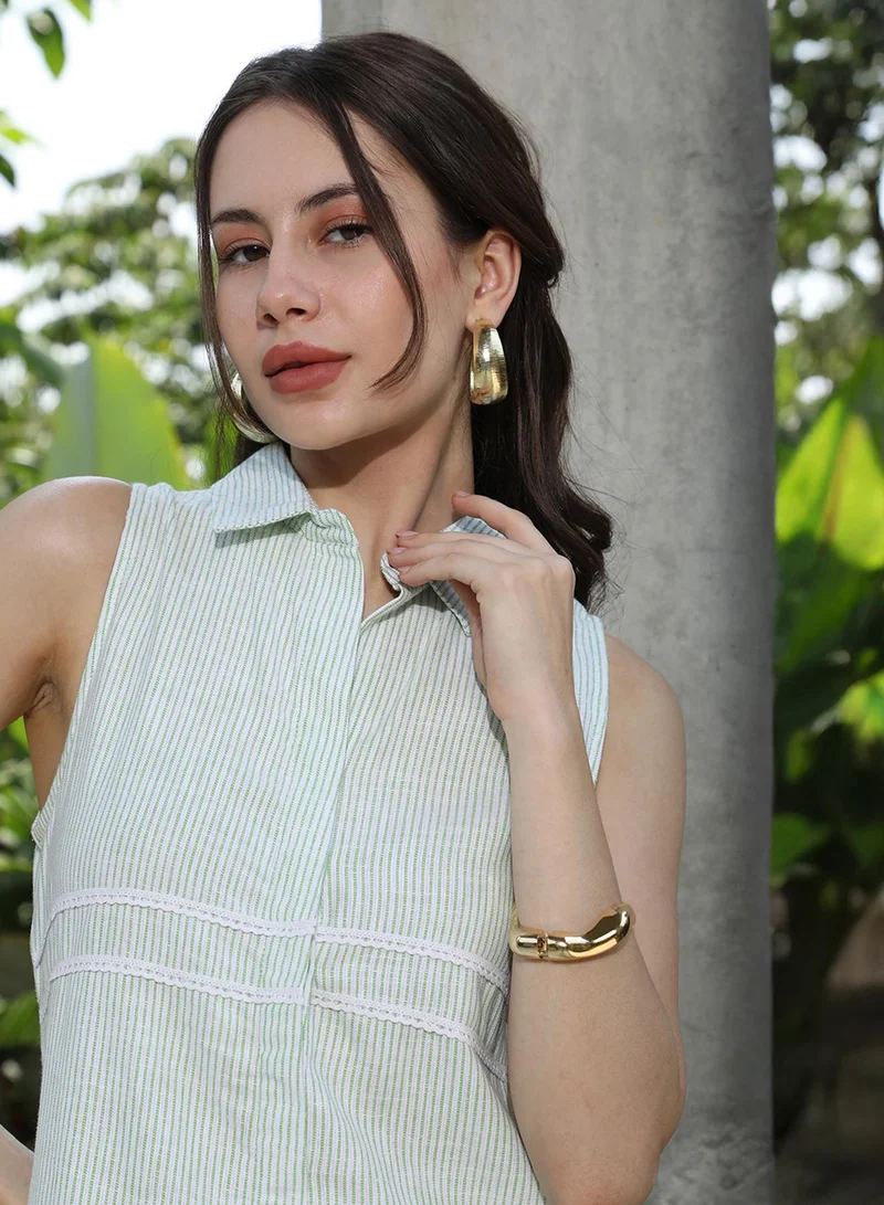 Qissa  Women's Kelly Green & Cream White Pinstriped Kurta Set For Casual Wear | Spread Collar | Sleeveless | 2 Piece Kurta Set Designed With Comfort Fit For Everyday Ethnic Wear for Women | Best Price UAE