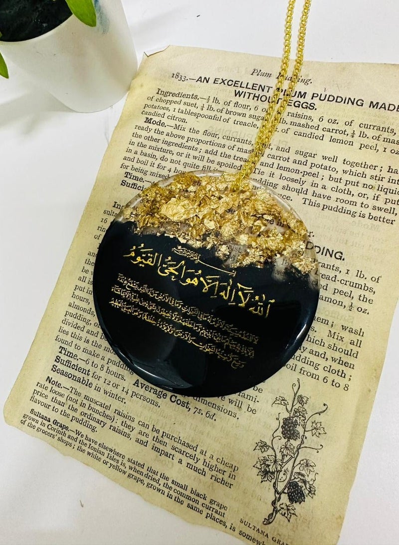 A circular car pendant with an elegant design of luxurious resin embroidered with gold leaf - Image 3