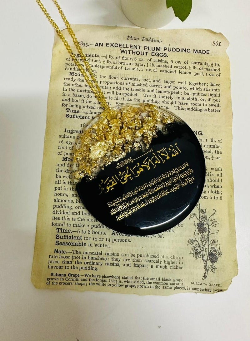 A circular car pendant with an elegant design of luxurious resin embroidered with gold leaf - Image 4