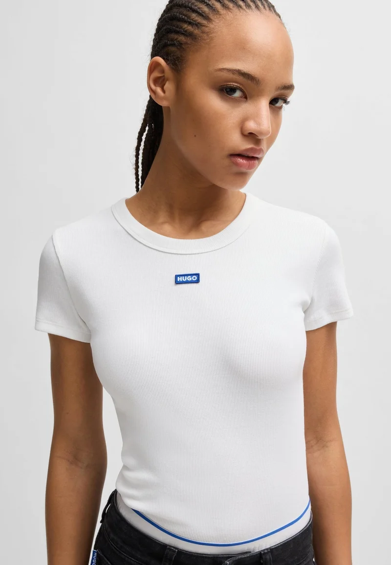 هوجو تيشيرت قطن مطاطي بقصة ضيقة وشعار أزرق