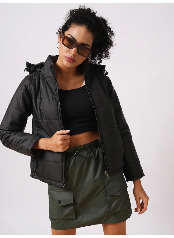 جلو باص جاكيت نسائي منتفخ بياقة عالية وسحاب أمامي قابل للعكس مع غطاء رأس قابل للإزالة