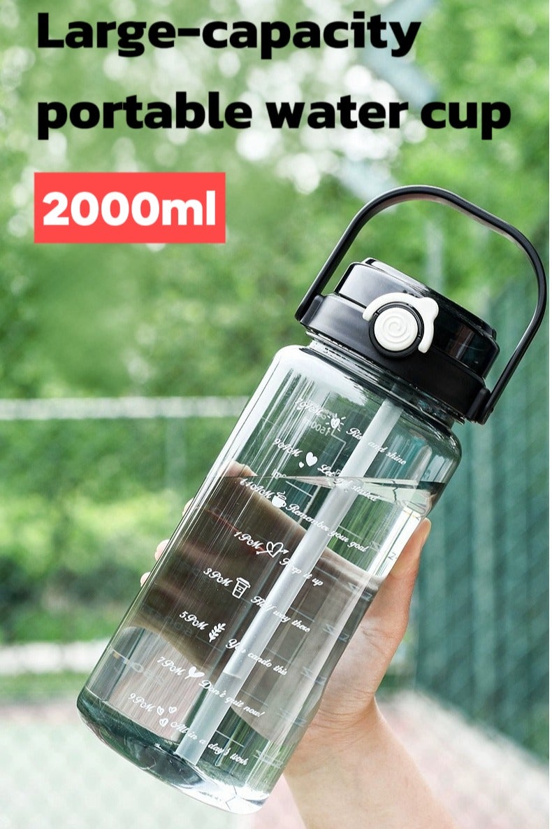 زجاجة مياه رياضية كبيرة سعة 2 لتر مع منفذين للشرب، غطاء يفتح بلمسة واحدة بيد واحدة، مقبض حمل، للصالة الرياضية وركوب الدراجات والمشي لمسافات طويلة - Image 1