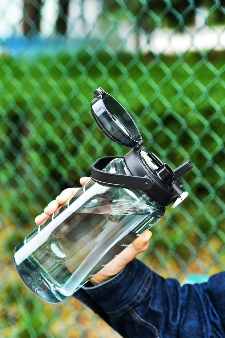 زجاجة مياه رياضية كبيرة سعة 2 لتر مع منفذين للشرب، غطاء يفتح بلمسة واحدة بيد واحدة، مقبض حمل، للصالة الرياضية وركوب الدراجات والمشي لمسافات طويلة - Image 5