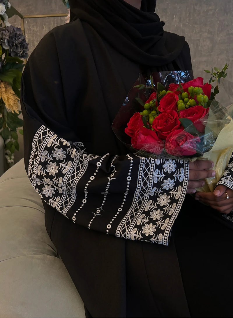 عباية جلابية إسلامية أنيقة بأكمام مطرزة بتصميم عصري يجمع بين التقاليد، مثالية للمناسبات الأنيقة  - Image 3