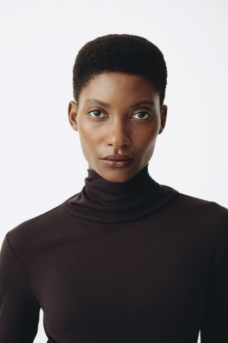 اتش اند ام بلوزة بقبة مرتفعة من تشكيلة ماما