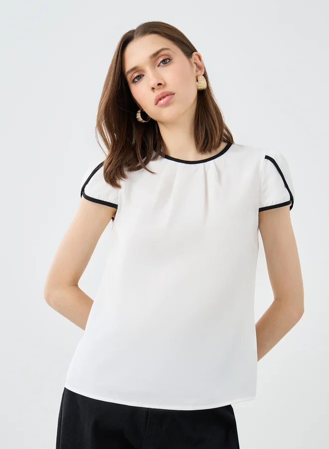 تايك تو بلوزة نسائية بيضاء بلمسة متباينة