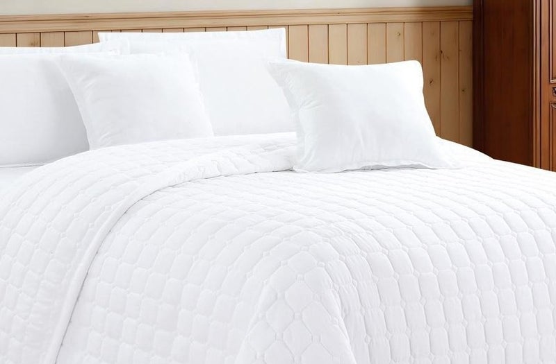 A double bedspread with prominent geometric patterns and a precise geometric design gives your bed a luxurious and tidy look.