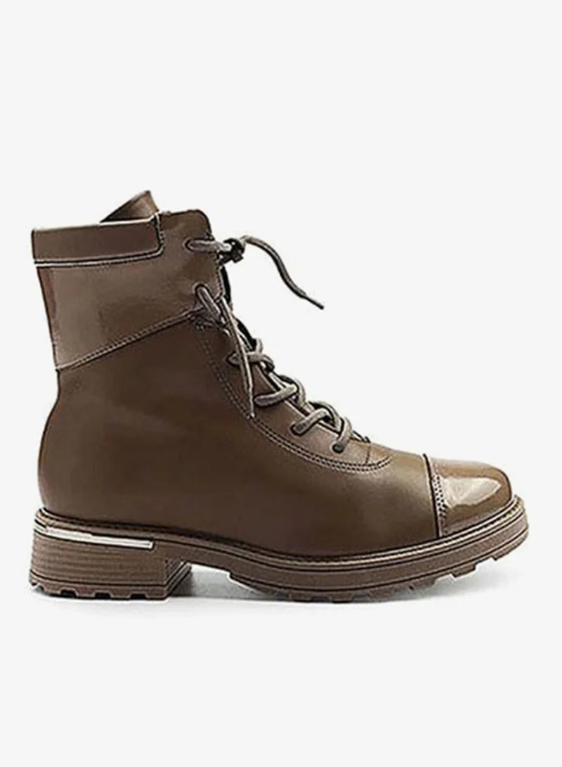 كابلي أحذية بوت كلاسيكية مصممة لأناقة خالدة.