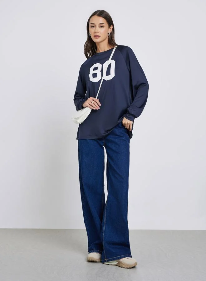 ستايلي تيشيرت واسع أزرق داكن بطبعة جرافيك