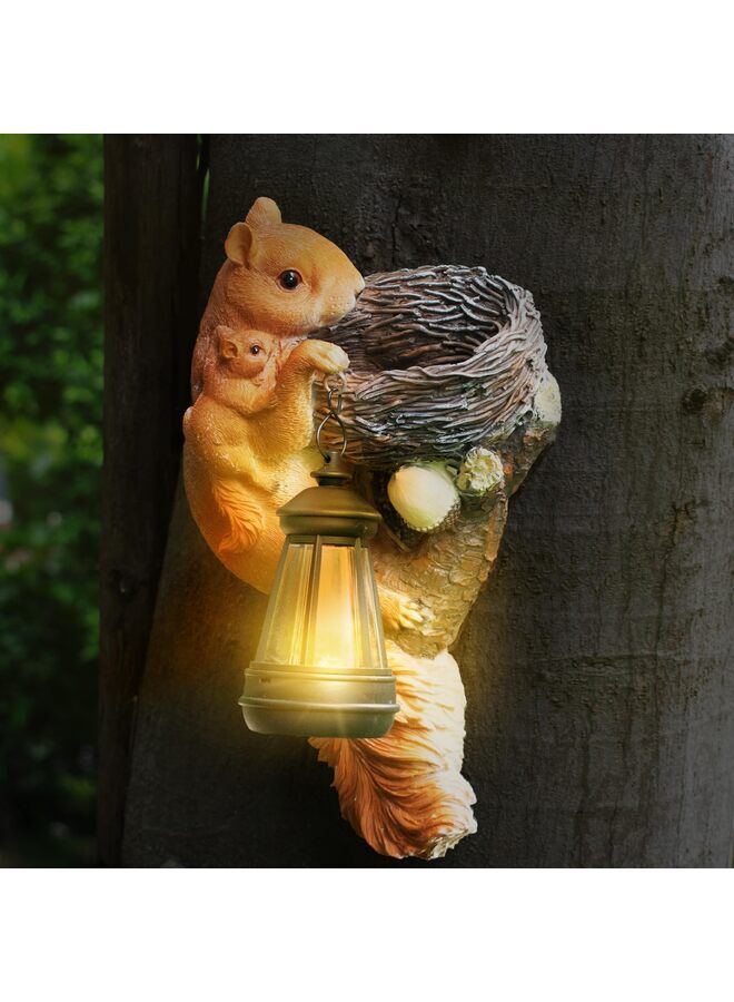 يُسلِّم تمثال سنجاب صغير لطيف معلق في الحديقة، منحوتة زخرفية خارجية - Image 1