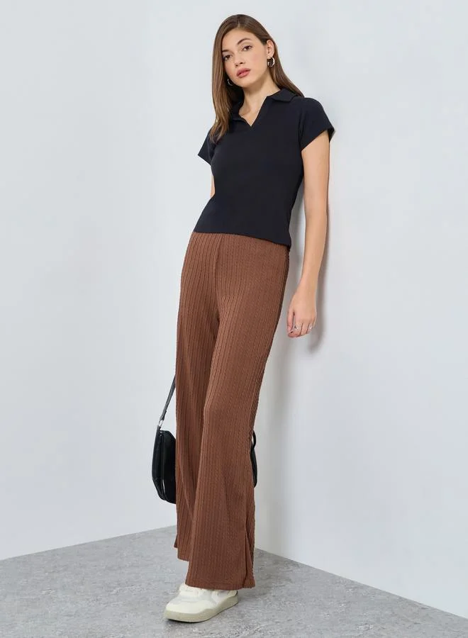 ستايلي جوغر بأرجل مستقيمة وتفاصيل بارزة الملمس