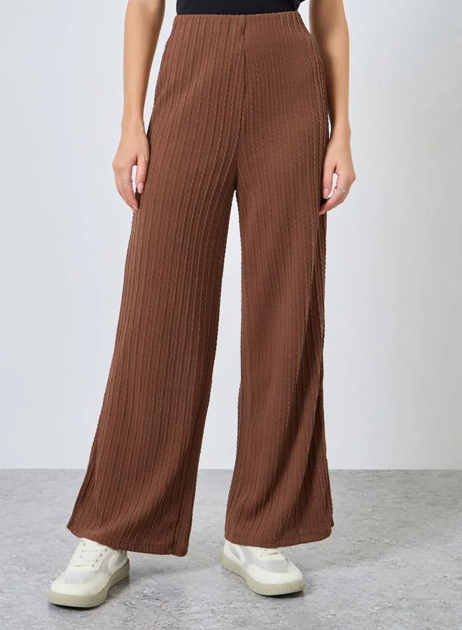 ستايلي جوغر بأرجل مستقيمة وتفاصيل بارزة الملمس