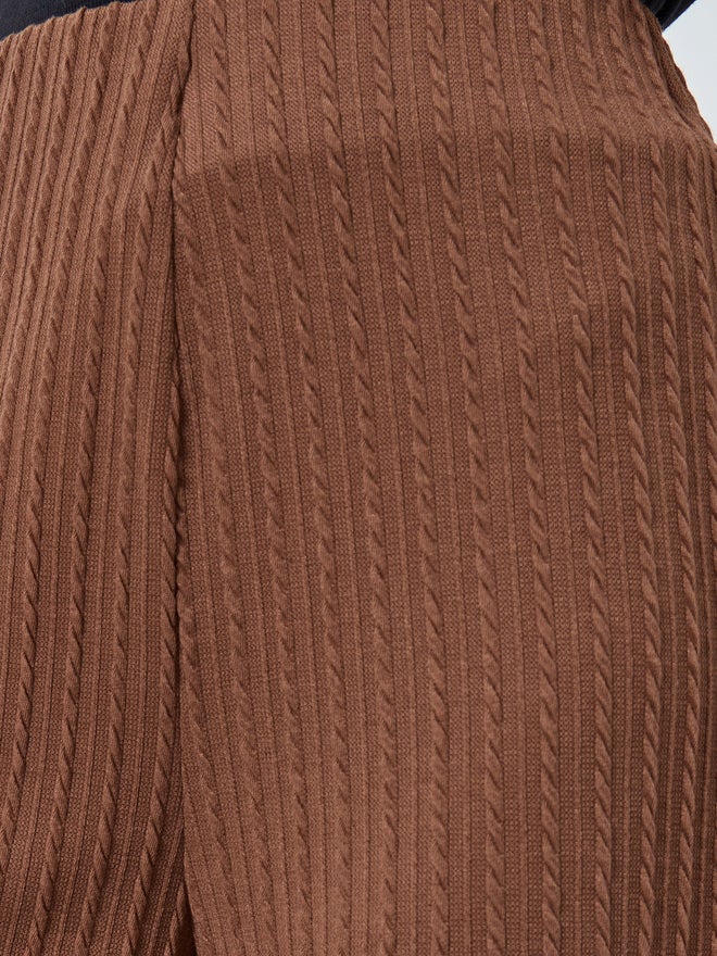 ستايلي جوغر بأرجل مستقيمة وتفاصيل بارزة الملمس - Image 3