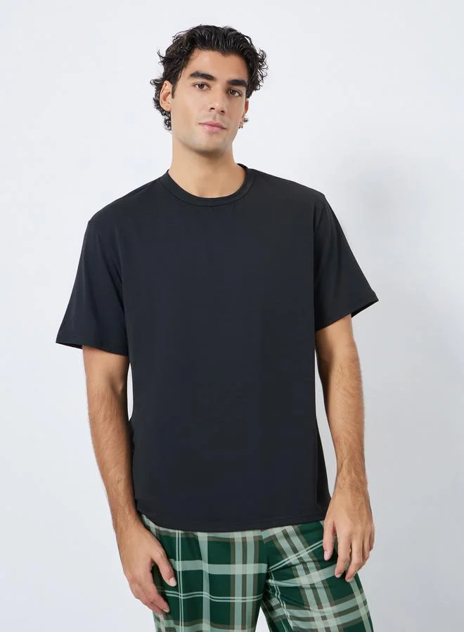 ستايلي طقم رجالي: تيشيرت سادة بقصة مريحة مع بنطال بنقشة مربعات