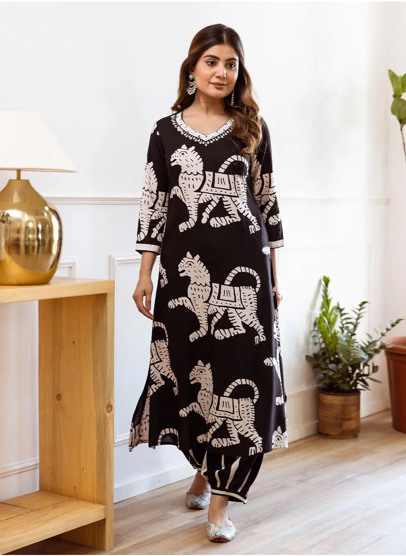آي شين Regular Fit Embellished Pattern Round Neck Neck Three-Quarter Sleeve Black Colour Knitted Rayon Kurta Set for Women with Mid-Rise Closure - A Statement Piece for Every Look