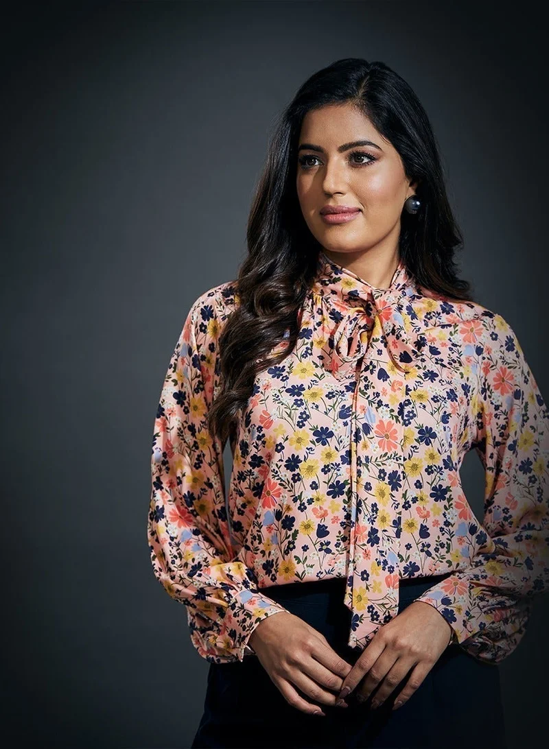 زجزاج بلوزة ساتان بأكمام طويلة وياقة ربطة عنق