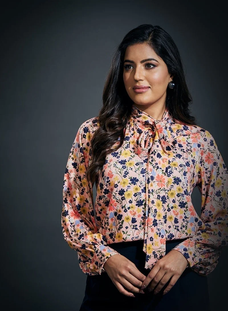 زجزاج بلوزة ساتان بأكمام طويلة وياقة ربطة عنق