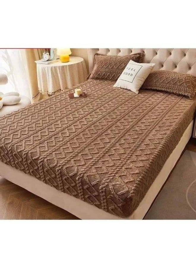 NAMA Bed warmer set. The elastic band keeps it securely in place on the bed. Includes a warmer and two pillowcases. This 3-piece set fits any bed from 150/160cm. Brown color. - Image 1
