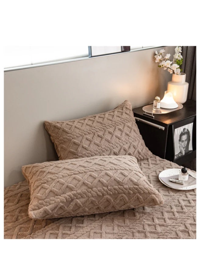 NAMA Bed warmer set. The elastic band keeps it securely in place on the bed. Includes a warmer and two pillowcases. This 3-piece set fits any bed from 150/160cm. Brown color. - Image 2