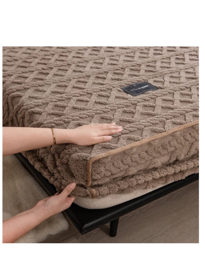 NAMA Bed warmer set. The elastic band keeps it securely in place on the bed. Includes a warmer and two pillowcases. This 3-piece set fits any bed from 150/160cm. Brown color. - Image 3