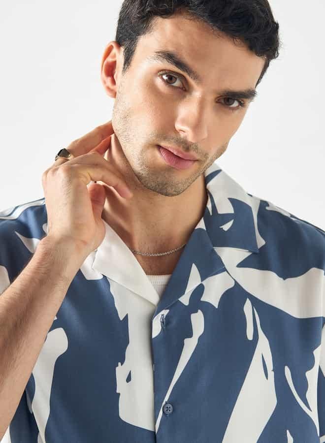 ايكونيك قميص بقصة عادية وطبعات وياقة كامب وأكمام قصيرة من أيكونيك - Image 4