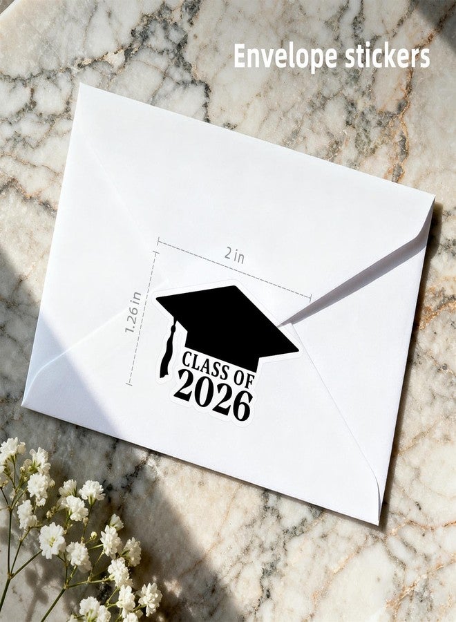 عبوة من 50 ملصقًا لقبعات تخرج دفعة 2026 - ملصقات قبعات تخرج من الفينيل الأسود للدعوات والأظرف والأكواب وهدايا الحفلات - ملصقات دفعة 2026 بحجم 2 × 1.26 بوصة - Image 3