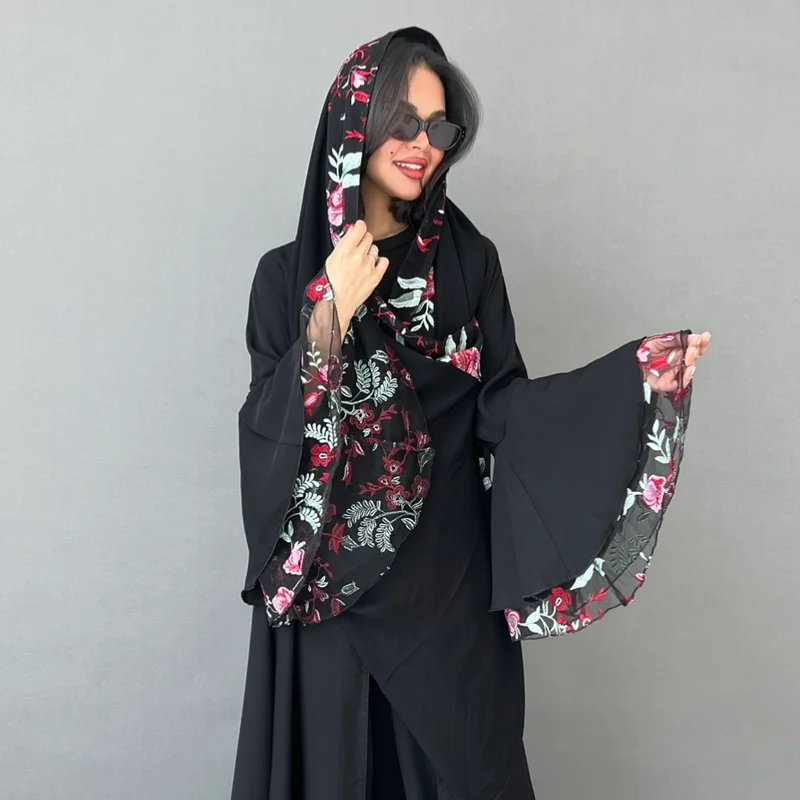 عبايات لوسين عباية سوداء بتطريز ورد أحمر وتل على الأكمام