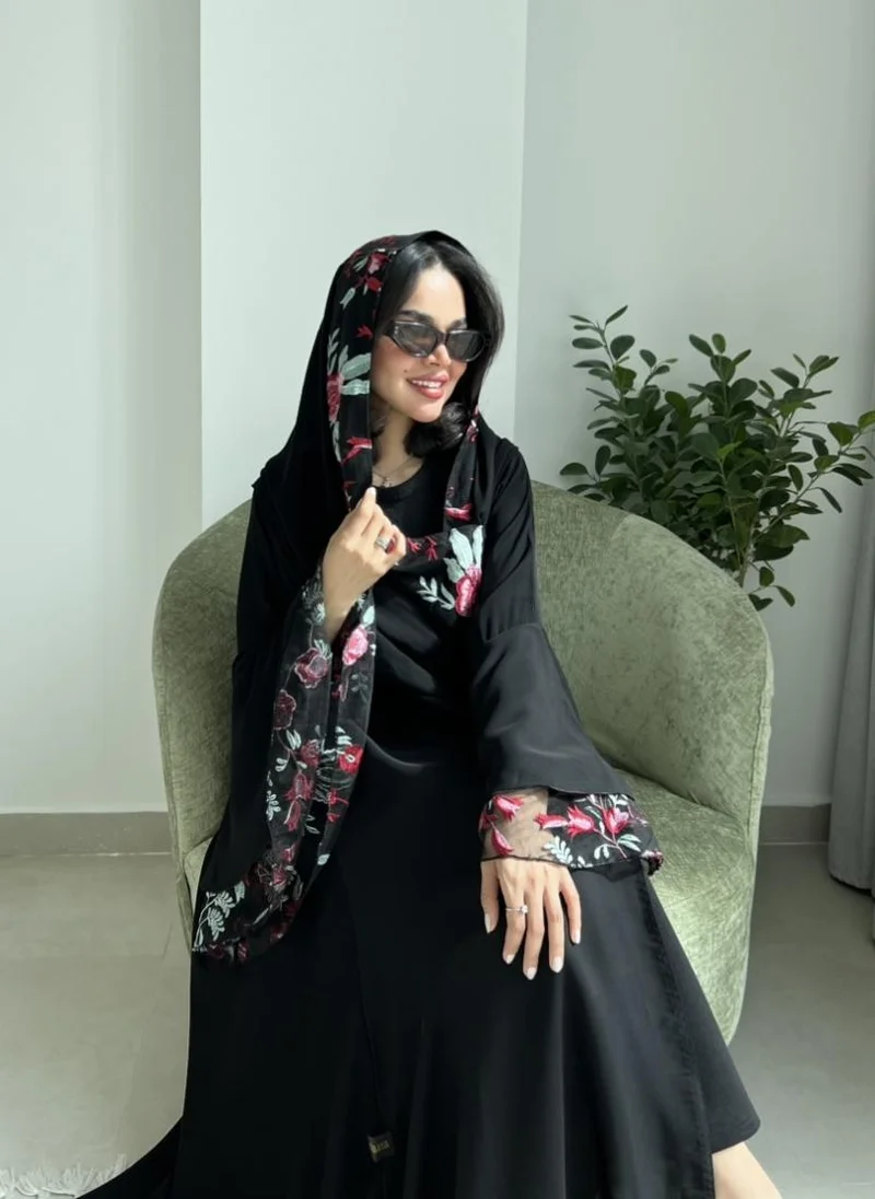 عبايات لوسين عباية سوداء بتطريز ورد أحمر وتل على الأكمام