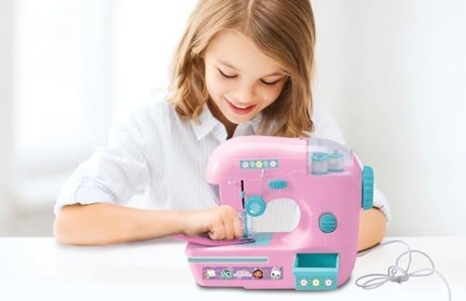 ليكسيبوك ماكينة خياطة لعبة Lexibook من Gabby's Dollhouse مع ملحقات، ضوء ودواسة، وردي - Image 5