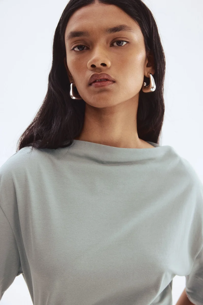 اتش اند ام بلوزة قطنية بياقة واسعة