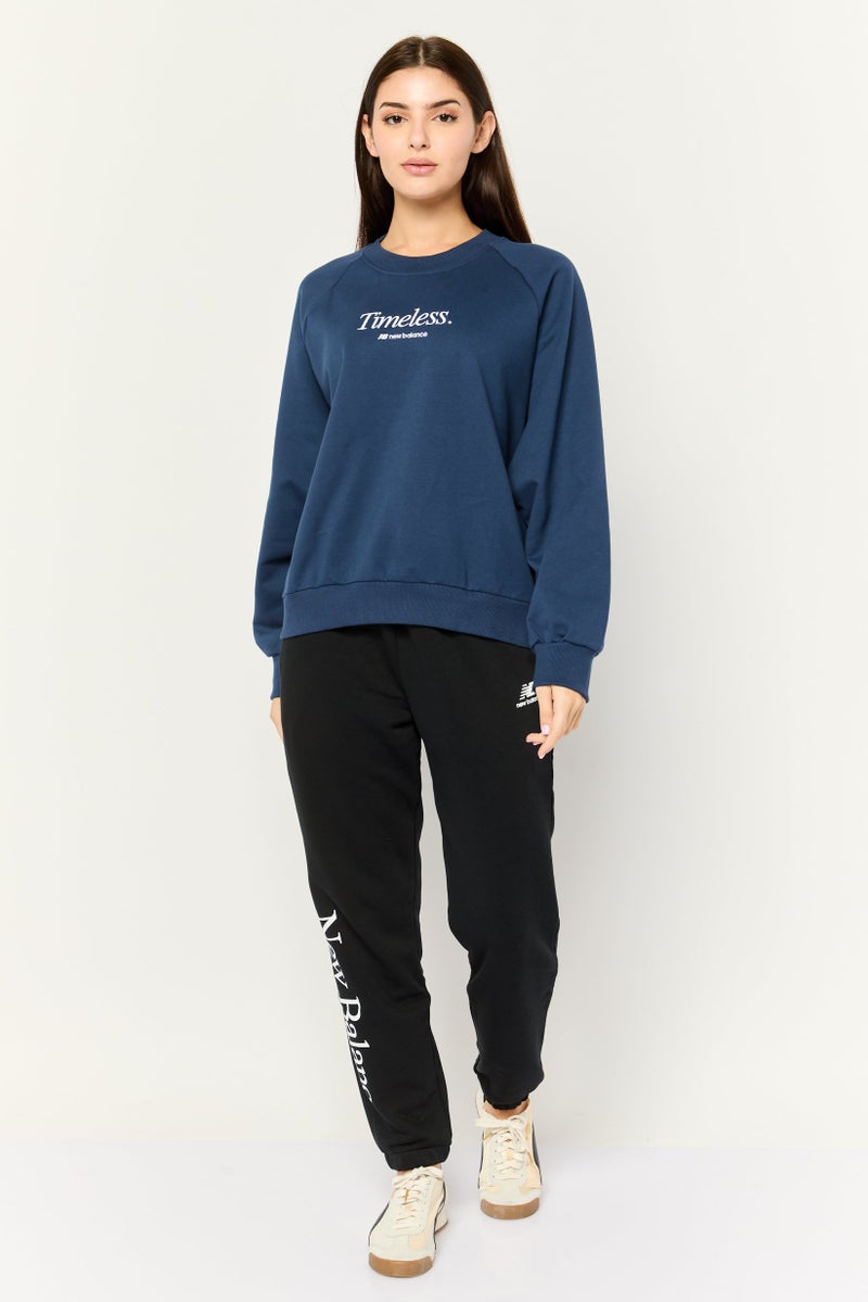 New Balance سويت شيرتات نسائية مريحة بأكمام طويلة للخارج، لون أزرق داكن - Image 4
