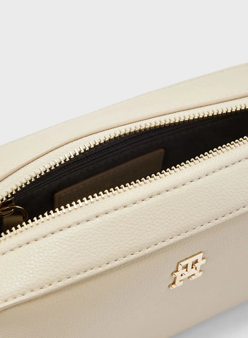 TOMMY HILFIGER Essential Zip Around Crossbody Camera Bag