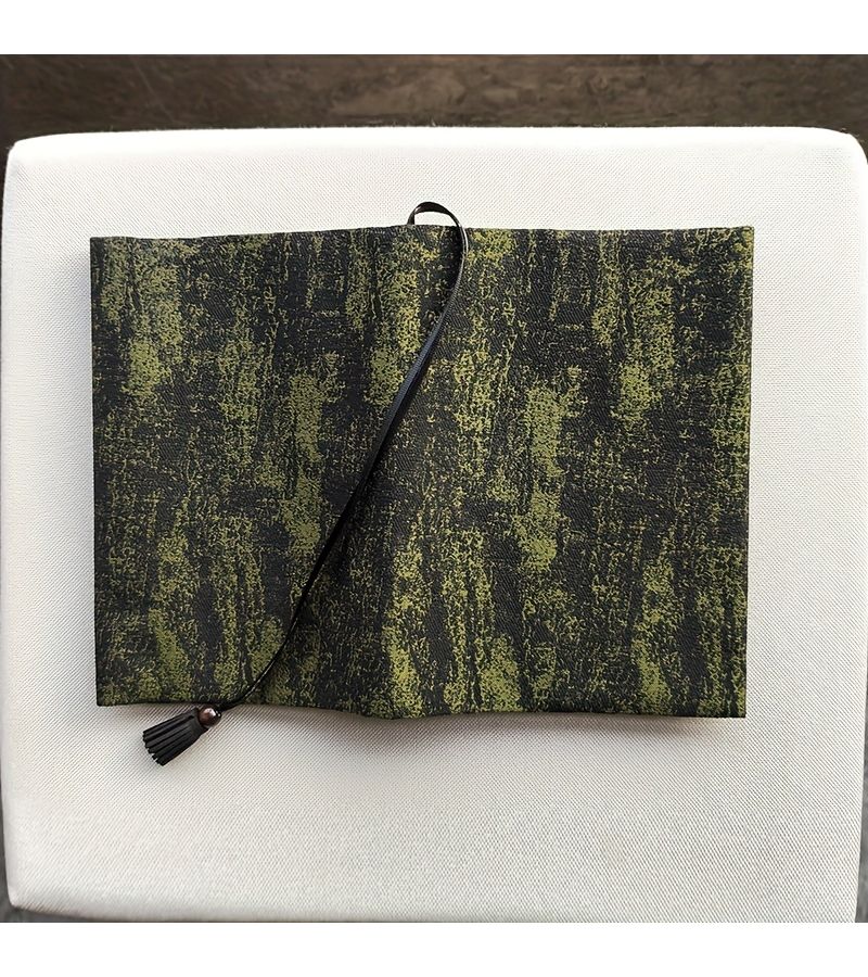 غطاء واقٍ دفتر أخضر Jacquard بحجم A5 مع قلادة كتاب - Image 1