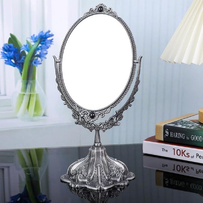 METAL VINTAGE MAKEUP MIRROR, TABLETOP OVAL COSMETIC MIRROR, VINTAGE SWIVEL DOUBLE SIDED COSMETIC MIRROR WITH EMBOSSED FRAME STAND BASE, RETRO MIRROR FOR DRESSER COUNTER DISPLAY-SILVER