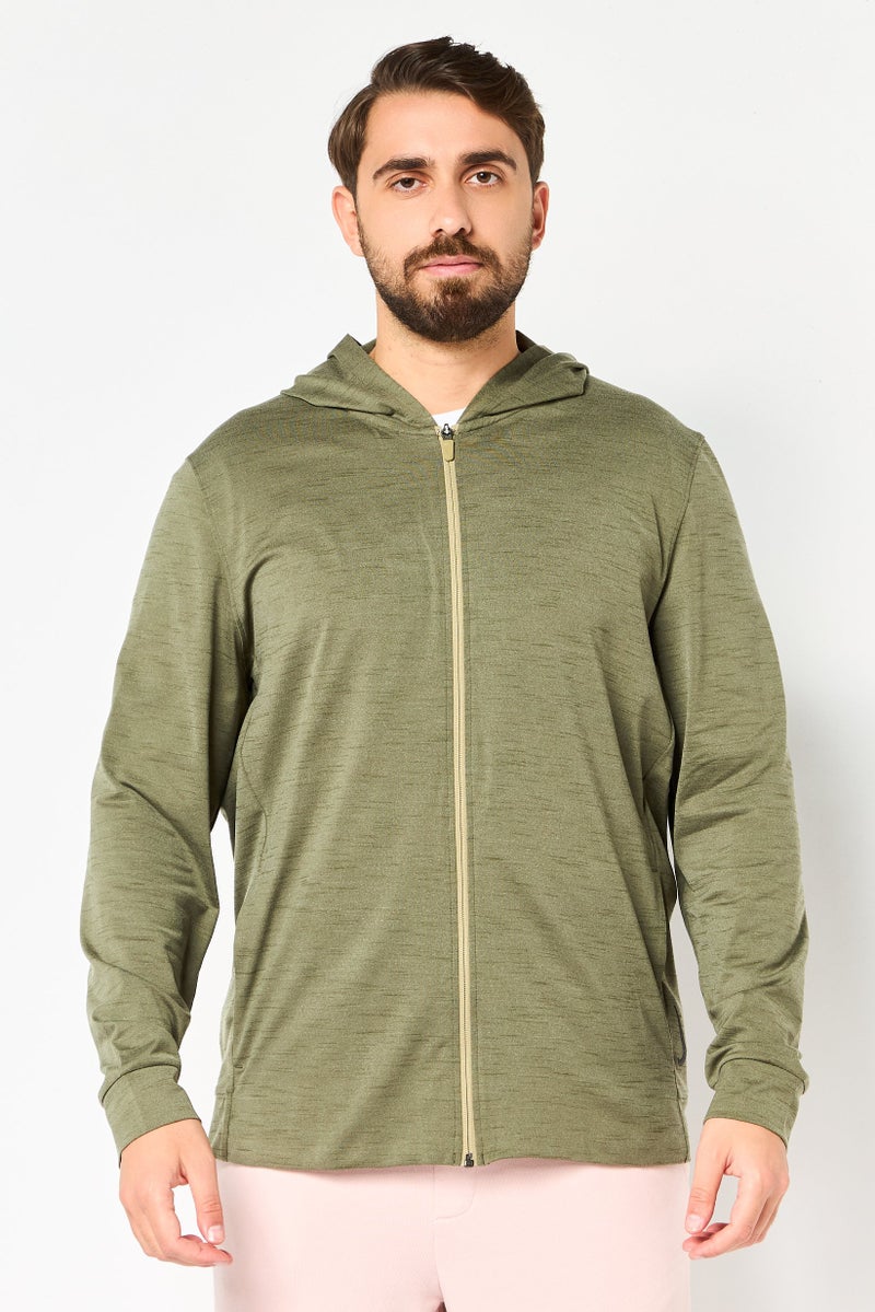 Nike جاكيت يوغا بغطاء رأس بأكمام طويلة للرجال بتقنية دري-فيت، زيتوني مائل إلى الرمادي - Image 1